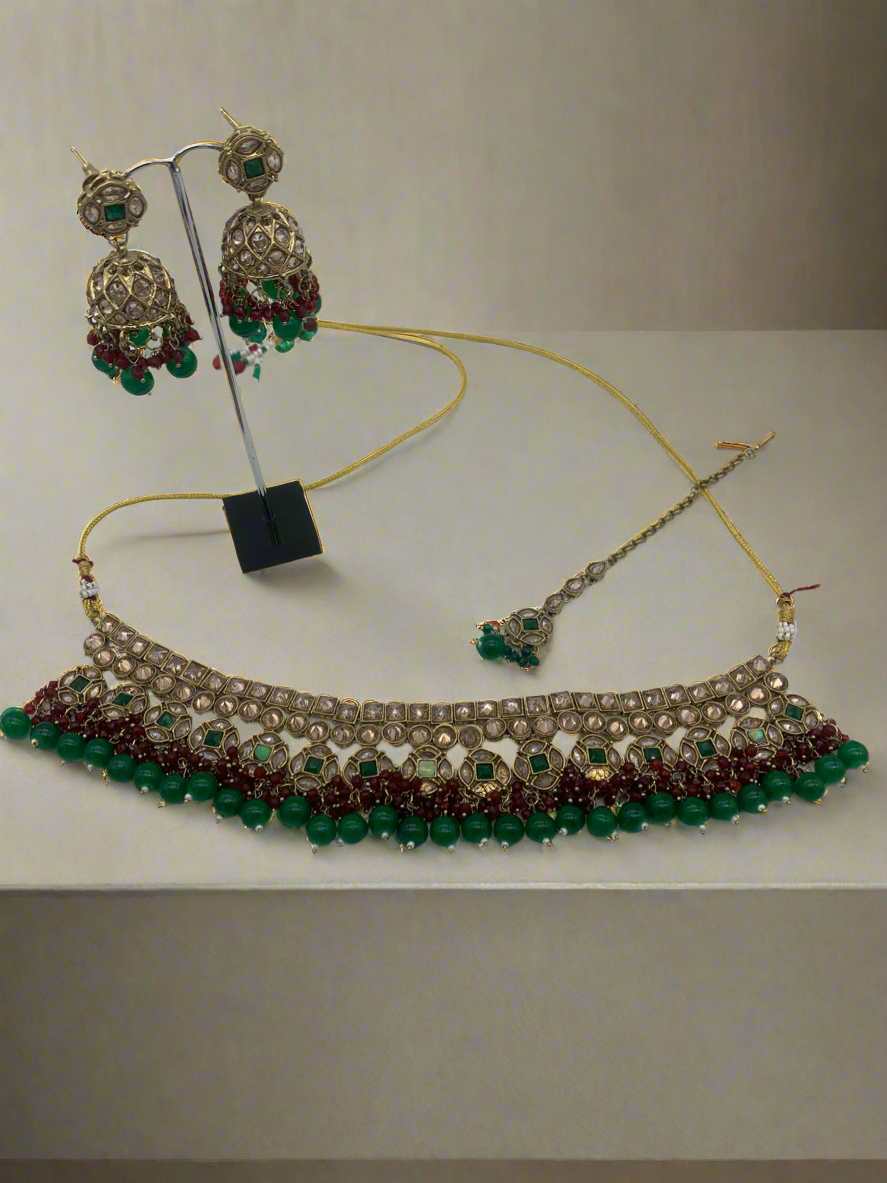Maroon and green necklace set