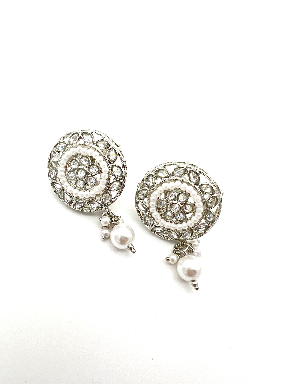 Round kundan studs image 1