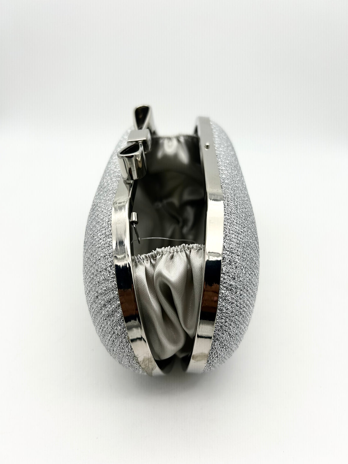 AM701 White clutch bag