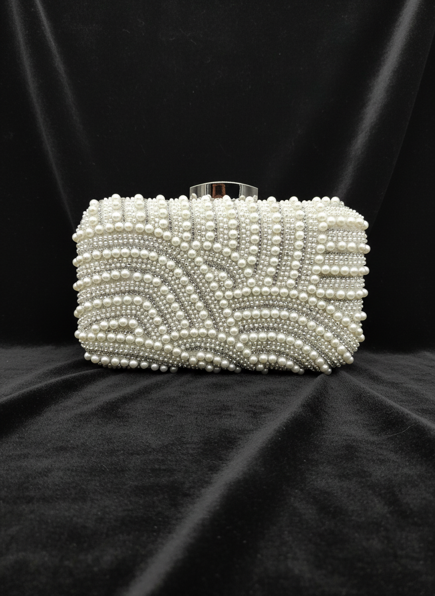 AM703 White clutch bag