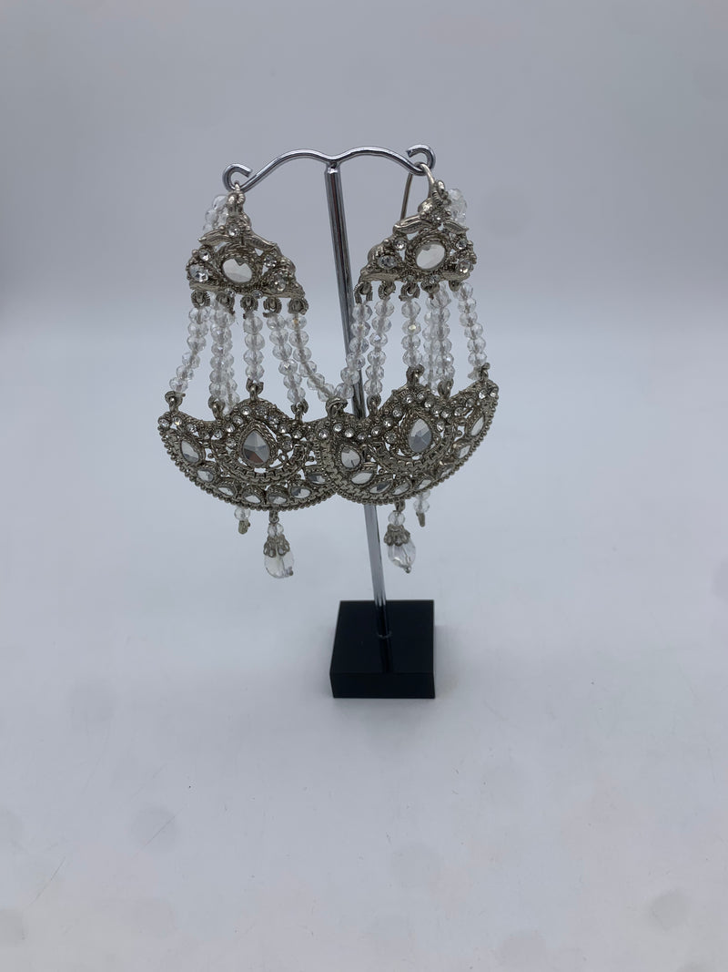 White earrings with Sahara
