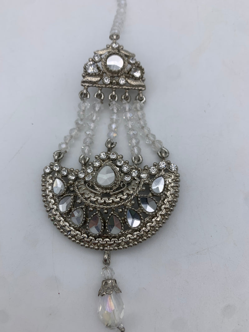 White earrings with Sahara