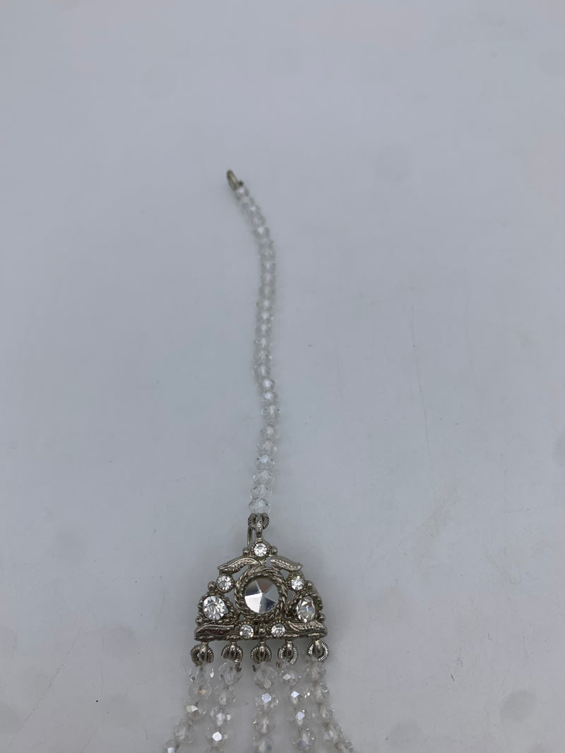 White earrings with Sahara